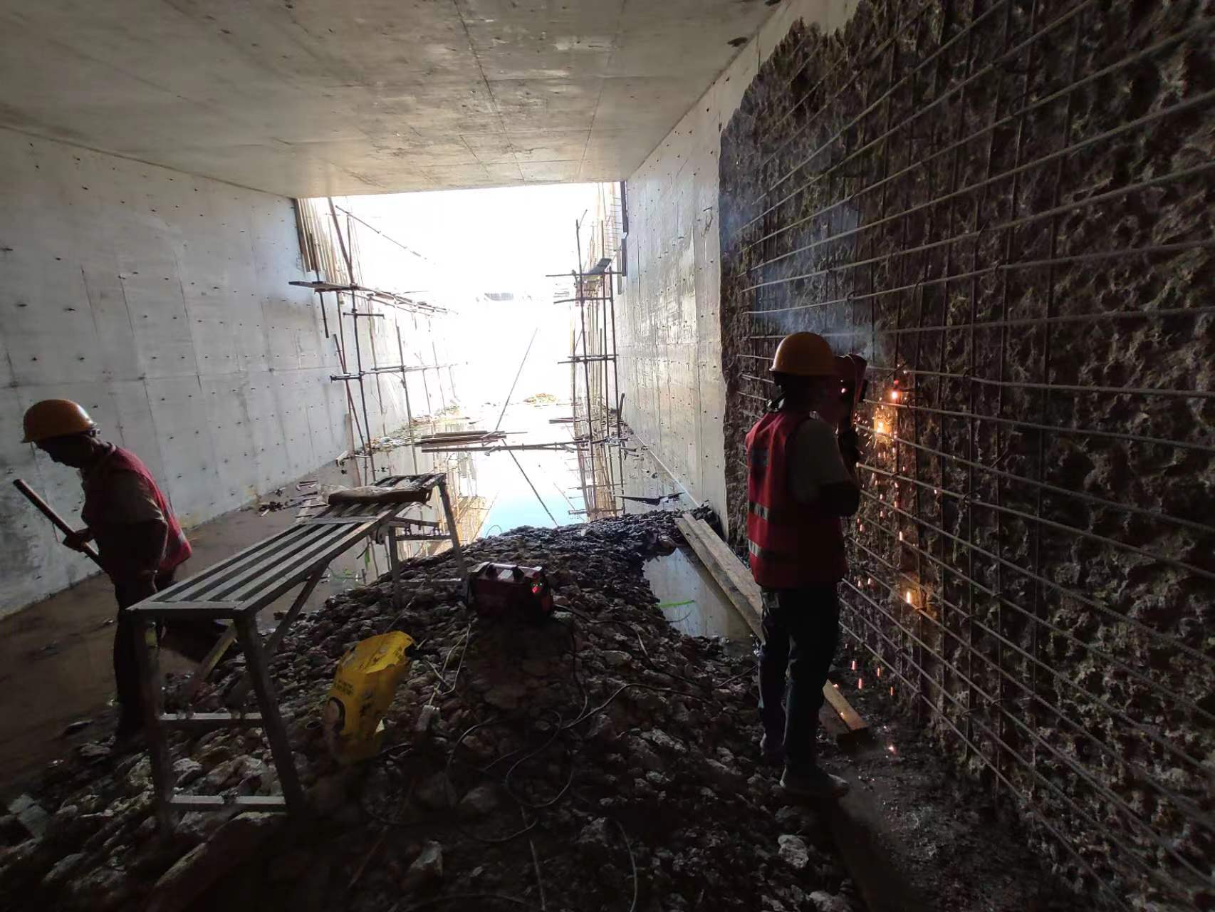 许昌挖断承重墙导致楼体开裂，加固施工方案出炉